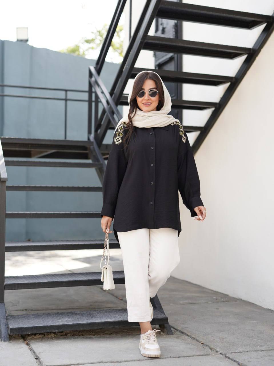 مانتو زنانه مشکی گلدوزی شده